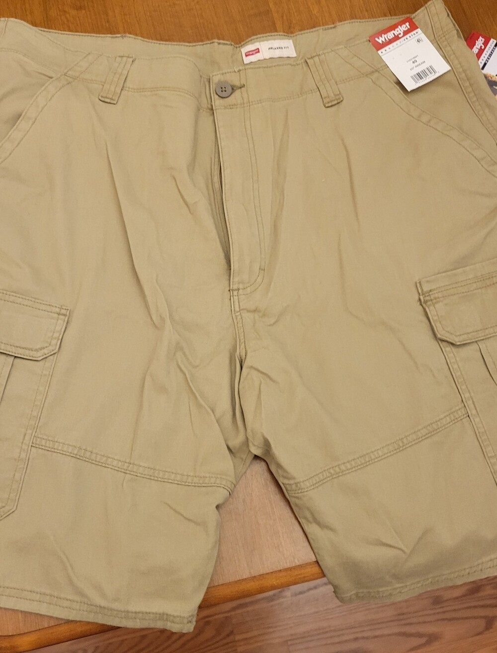 Men's Wrangler Relaxed Fit Khaki Cargo Shorts. Size 40x10